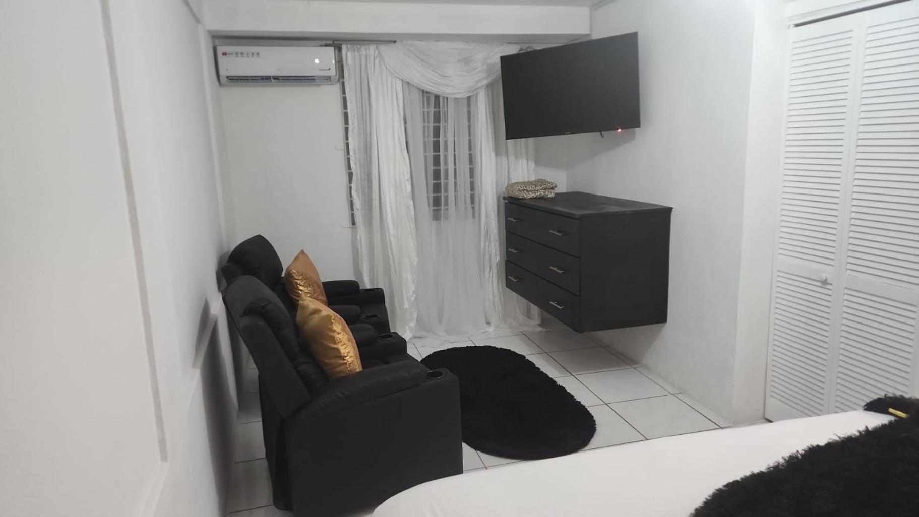 11Onessex2 In The Heart Of Kingston Jamaica Apartamento Exterior foto